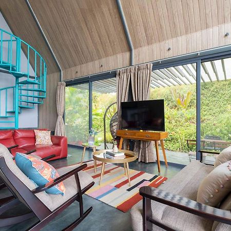 Stayvista'S Celeste Villa - Hill-View Retreat With Infinity Pool ナーシク エクステリア 写真